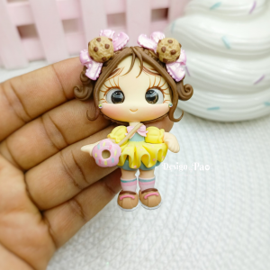 Niña con cartera de donut