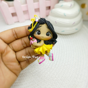 Niña con barquilla rosa
