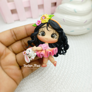Niña floral con conejito
