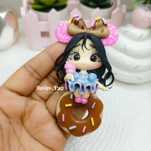 Niña minie sentada en donut